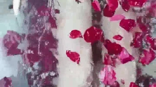 戴着牙套的少女在牛仔姿势中骑着她男人的阴茎
