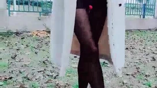 金发色情明星Vanessa Cage在裸体独奏视频中自慰