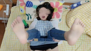 ]某地年轻漂亮的三线小嫩模出名前和男友居家啪啪自拍流出,妹子肏逼还害羞不好意思看男友,高潮呻吟浪叫