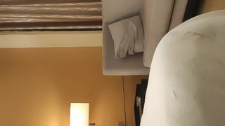 9分颜值甜美女神！制服网袜诱惑！随音乐扭动，掏出奶子给姐姐吸吸，自摸骚穴，表情一脸淫骚