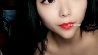极品黑裙高颜值甜美长腿妹，舌吻足交沙发侧入插嘴。