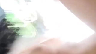 年轻的金发女郎被她的继母舔她的阴部