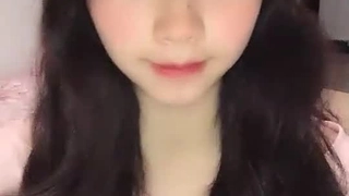 我第一次看到一个天然乳房和奶油色阴户的巴西女孩