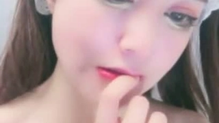 【国产馆】美嬌妻趴沙發邊玩手機邊吃