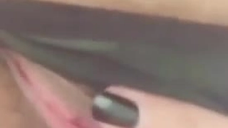 业余青少年展示自己的身体,在摄像机前被操
