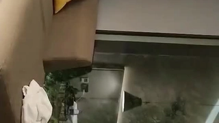 业余女孩在狂野的群交中接受多个阴茎