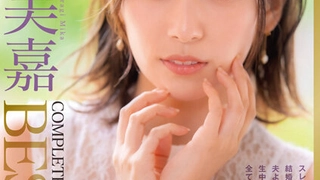 小胸部和大屁股少女在业余视频中被硬核操