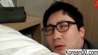 一个年轻的业余爱好者近距离观看她的阴道被操