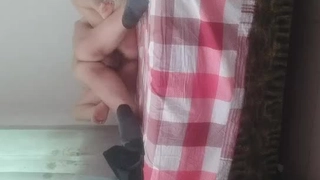 人妻跪看老公操一个小骚逼 有怒不敢言 有吊不能用