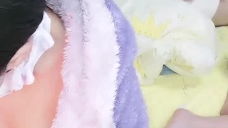 一对年轻夫妇在公共场合与黄瓜享受热辣的性爱
