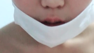 大学生在热门视频中展示她的天然乳房和屁股