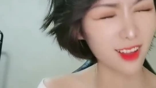 脸蛋与身材都顶级的少妇与多人边吃边干