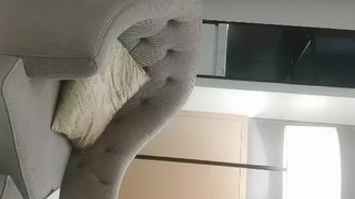 大学宿舍的青少年在户外玩得淘气