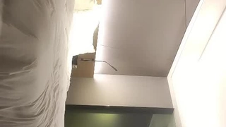 年轻短发学生头新人妹子，贫乳苗条身材，互玩69，无套女上位打桩