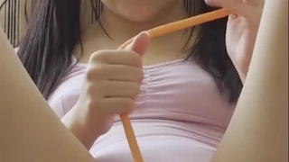 优雅的少妇一举一动都体现着高贵气质