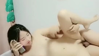美女被炮機插穴噴尿，然後坐着炮椅和蒙臉胖土豪啪啪