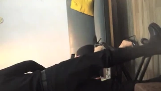 学生情侣Sally Charles和Chad White在壁炉旁热情做爱
