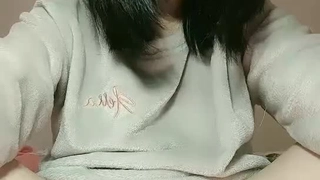 SWAG『莎莉』同学来家里做客 月经期超痒受不了的诱惑 与同学啪啪