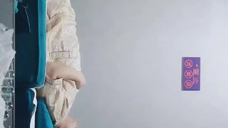 极品反差婊，这货长得本来就很骚，穿上各种制服丝袜网袜做爱，那圆润又翘的顶级蜜臀，操她到底有多爽，只有操过她的土豪知道 (11)