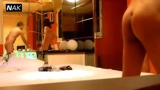 两个姐妹和她们的朋友沉迷于女同性恋的快感